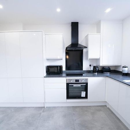 Entire Modern Home With Private Parking For 6/8 Persons 워크솝 외부 사진