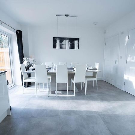 Entire Modern Home With Private Parking For 6/8 Persons 워크솝 외부 사진
