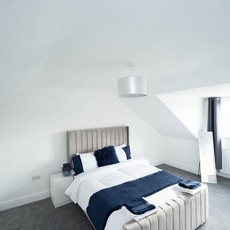 Entire Modern Home With Private Parking For 6/8 Persons 워크솝 외부 사진