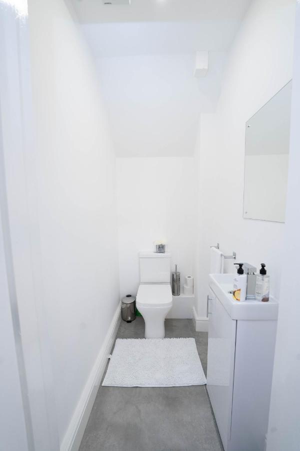Entire Modern Home With Private Parking For 6/8 Persons 워크솝 외부 사진