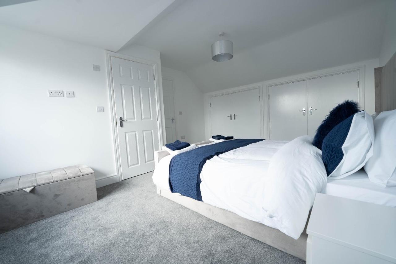 Entire Modern Home With Private Parking For 6/8 Persons 워크솝 외부 사진