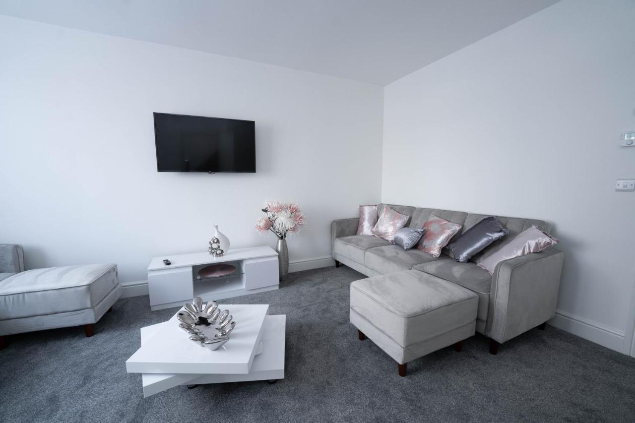 Entire Modern Home With Private Parking For 6/8 Persons 워크솝 외부 사진