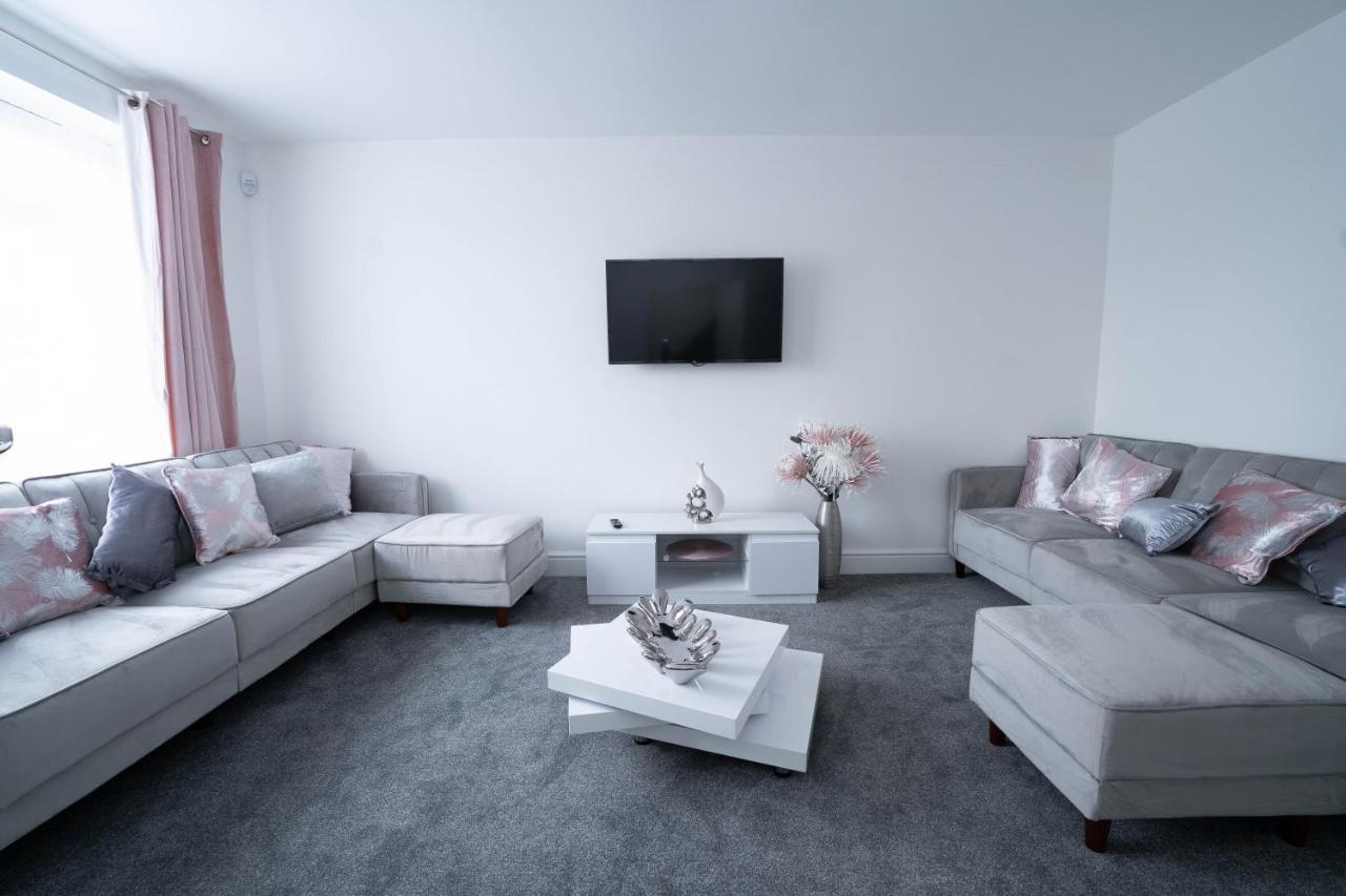 Entire Modern Home With Private Parking For 6/8 Persons 워크솝 외부 사진