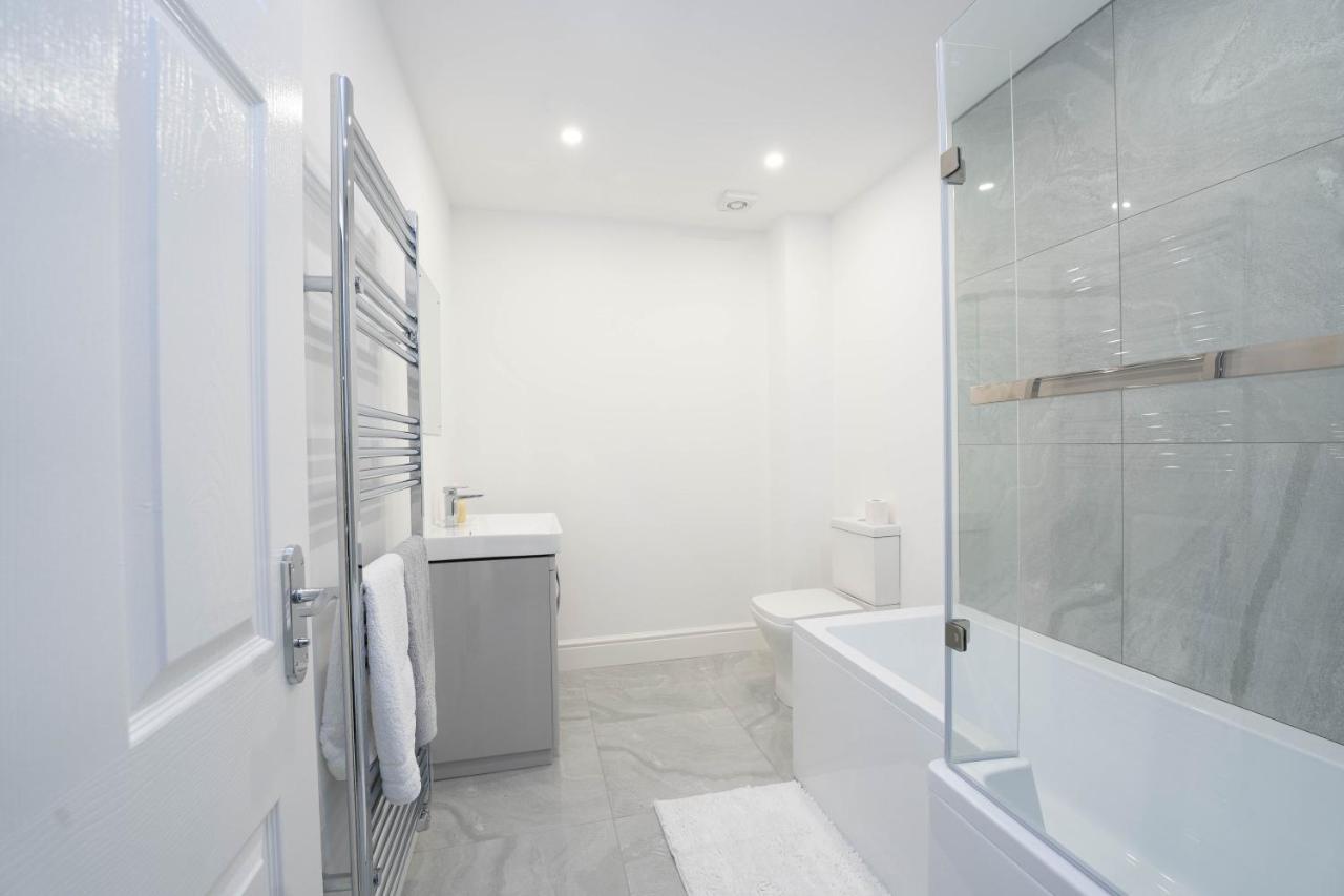 Entire Modern Home With Private Parking For 6/8 Persons 워크솝 외부 사진