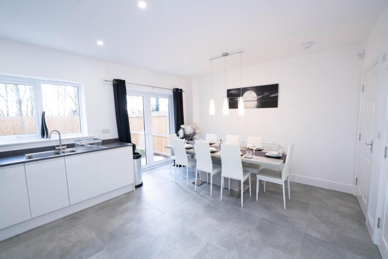 Entire Modern Home With Private Parking For 6/8 Persons 워크솝 외부 사진