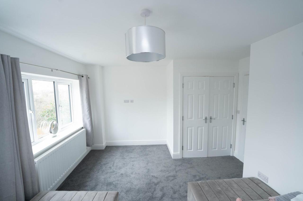 Entire Modern Home With Private Parking For 6/8 Persons 워크솝 외부 사진
