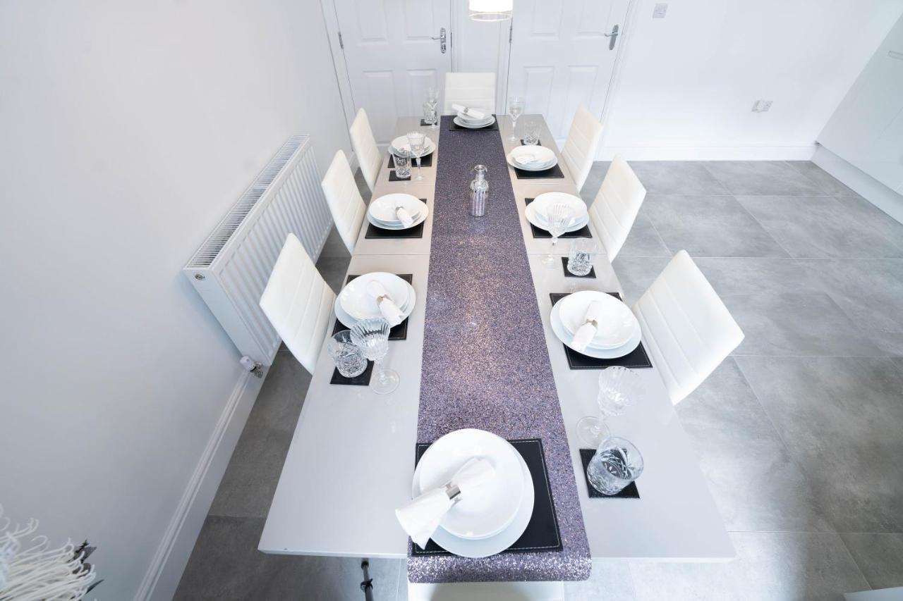 Entire Modern Home With Private Parking For 6/8 Persons 워크솝 외부 사진
