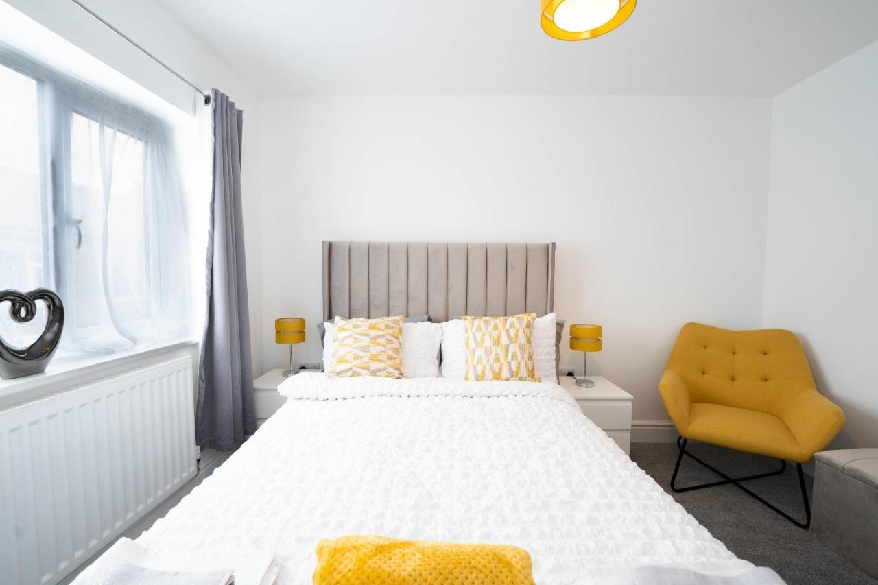 Entire Modern Home With Private Parking For 6/8 Persons 워크솝 외부 사진