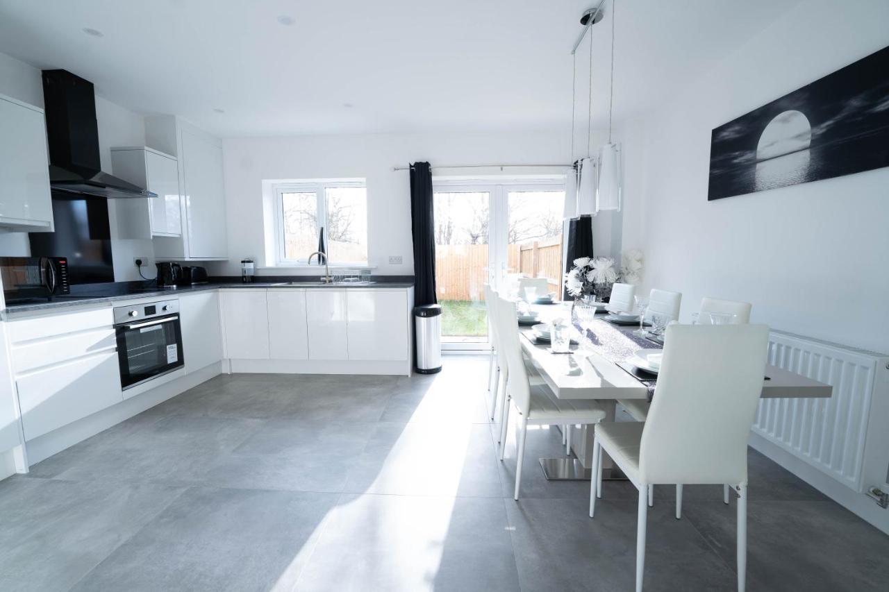 Entire Modern Home With Private Parking For 6/8 Persons 워크솝 외부 사진