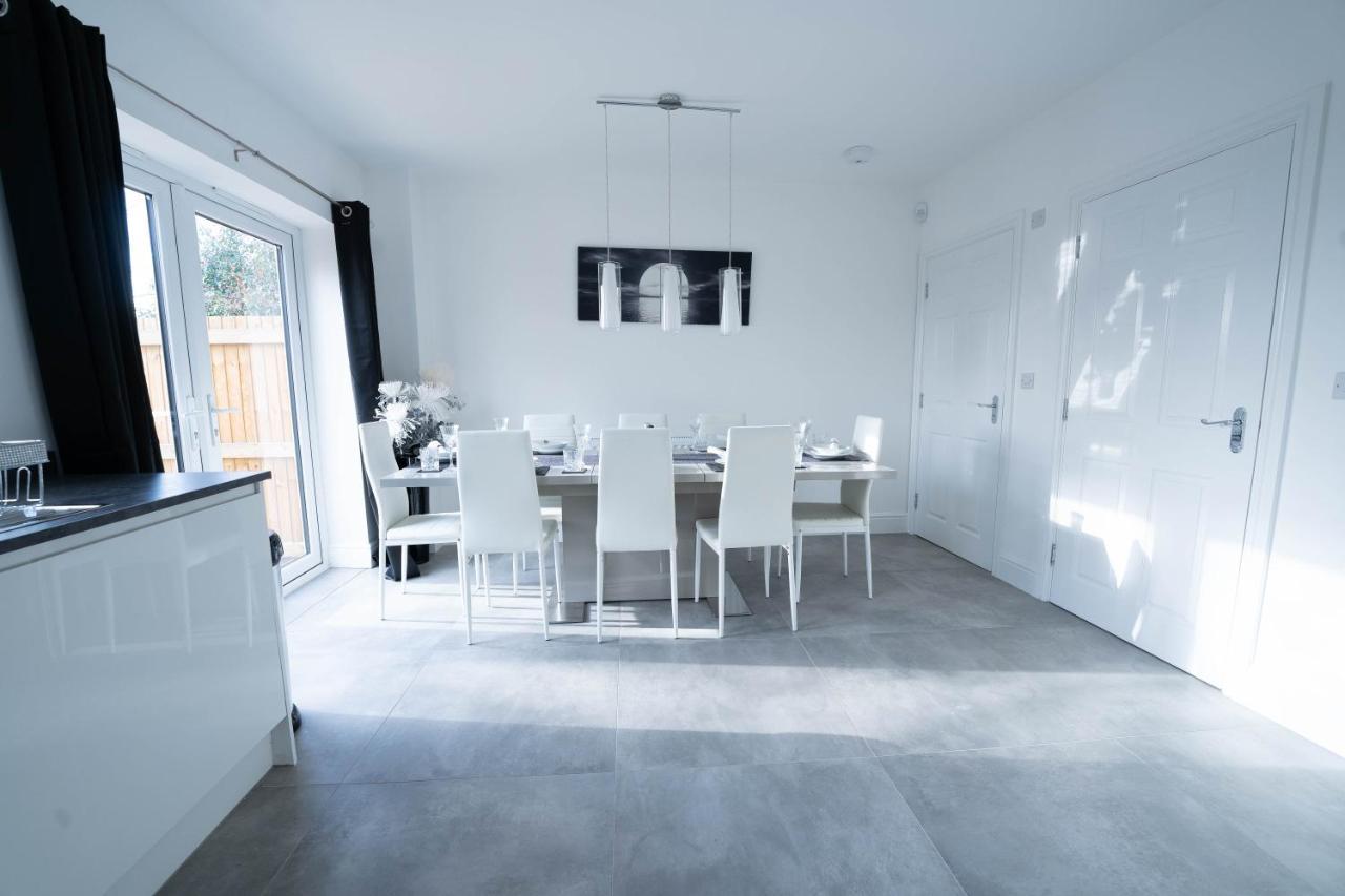 Entire Modern Home With Private Parking For 6/8 Persons 워크솝 외부 사진
