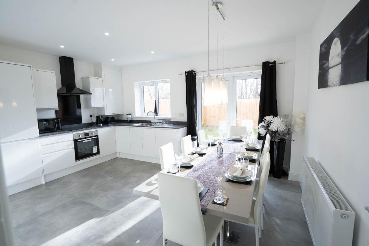 Entire Modern Home With Private Parking For 6/8 Persons 워크솝 외부 사진