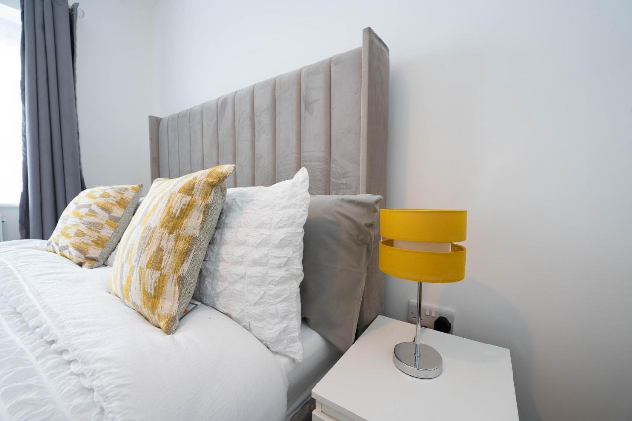 Entire Modern Home With Private Parking For 6/8 Persons 워크솝 외부 사진