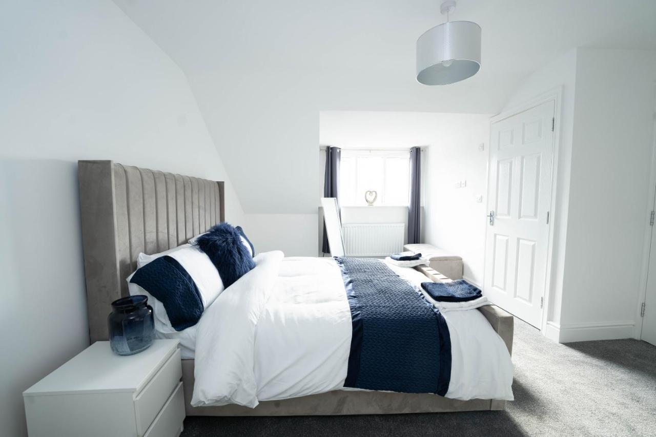 Entire Modern Home With Private Parking For 6/8 Persons 워크솝 외부 사진