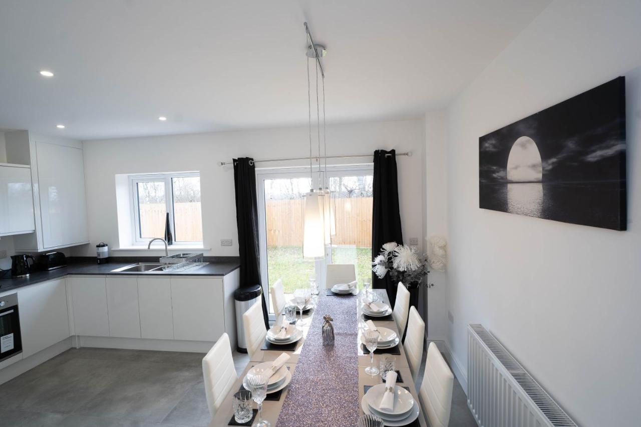 Entire Modern Home With Private Parking For 6/8 Persons 워크솝 외부 사진