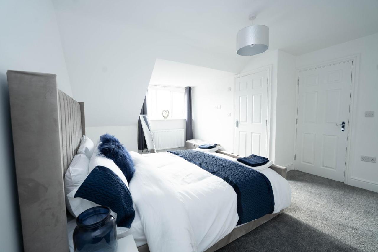 Entire Modern Home With Private Parking For 6/8 Persons 워크솝 외부 사진