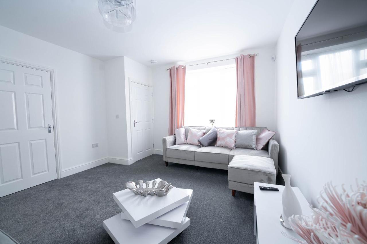 Entire Modern Home With Private Parking For 6/8 Persons 워크솝 외부 사진