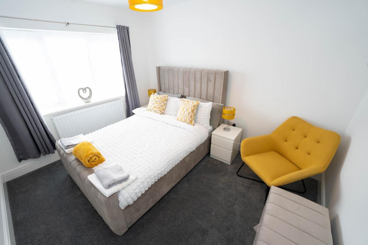 Entire Modern Home With Private Parking For 6/8 Persons 워크솝 외부 사진
