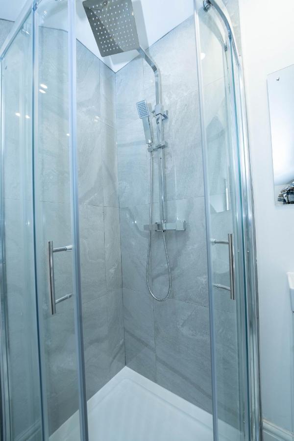 Entire Modern Home With Private Parking For 6/8 Persons 워크솝 외부 사진