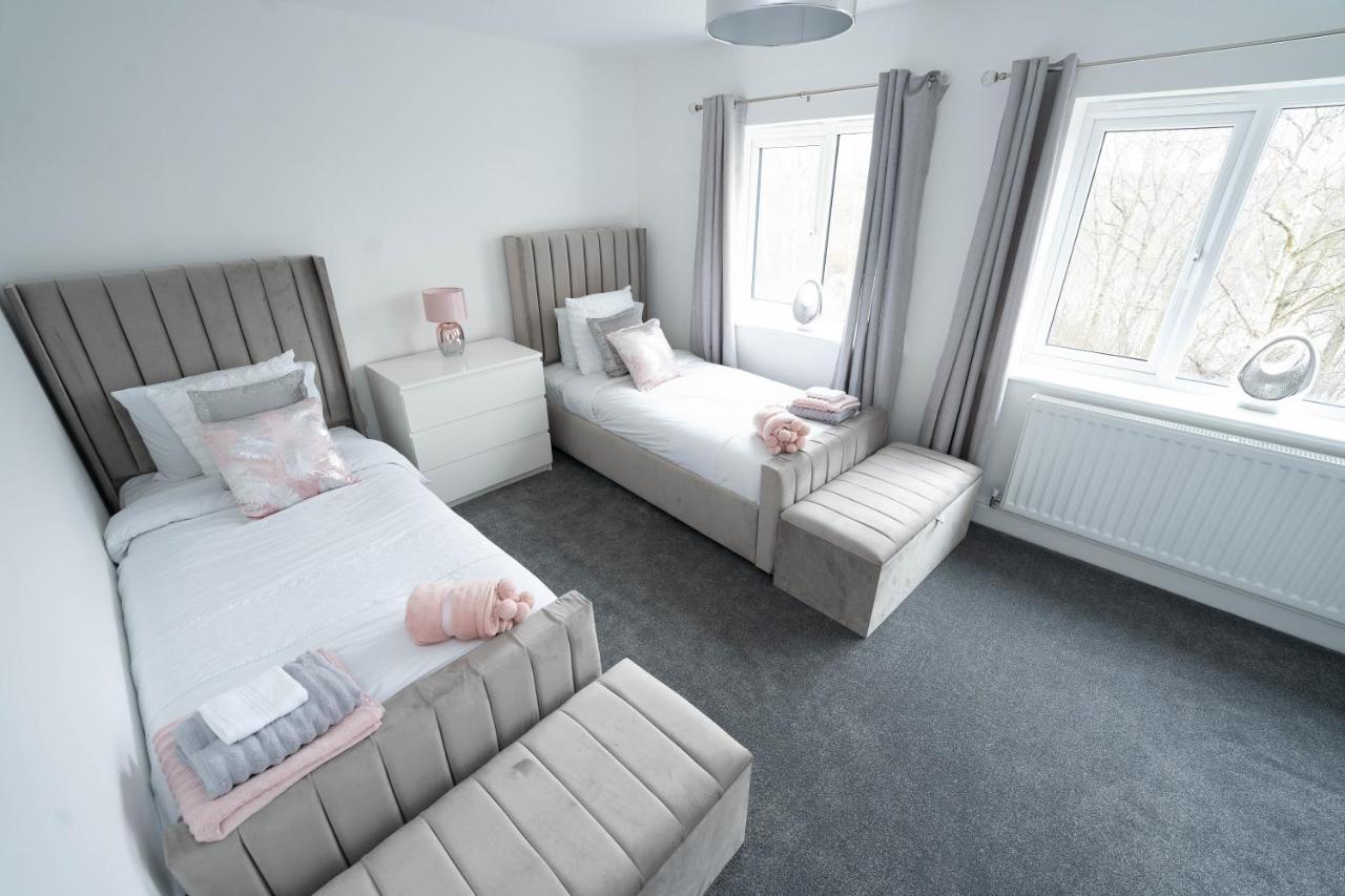 Entire Modern Home With Private Parking For 6/8 Persons 워크솝 외부 사진