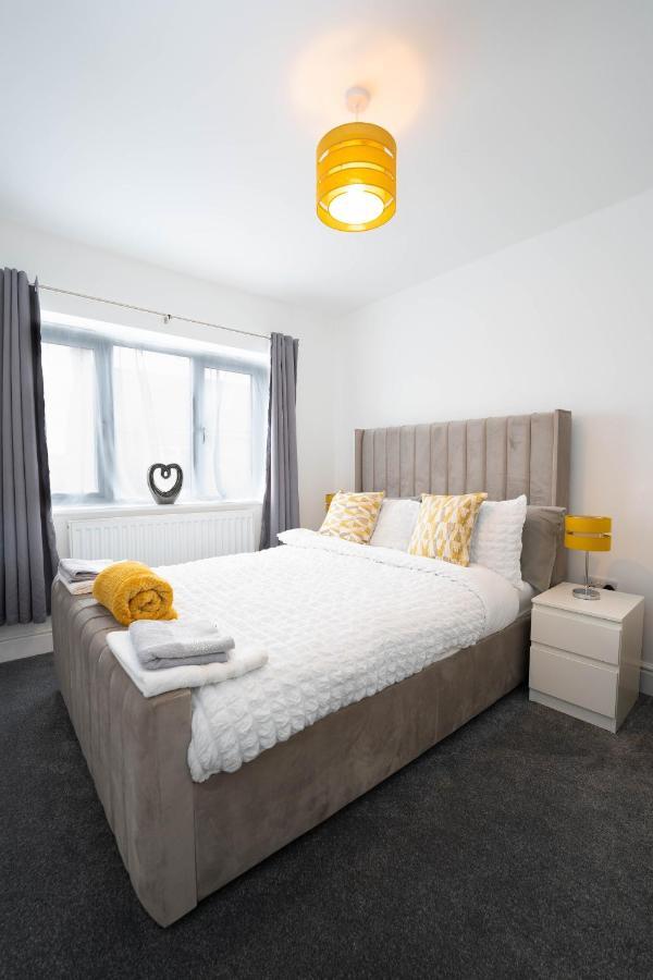 Entire Modern Home With Private Parking For 6/8 Persons 워크솝 외부 사진