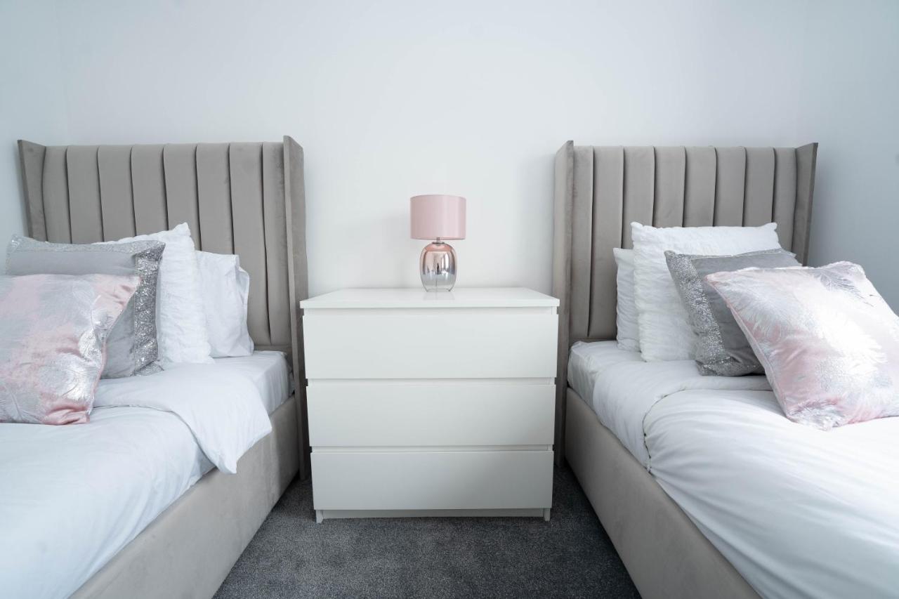 Entire Modern Home With Private Parking For 6/8 Persons 워크솝 외부 사진