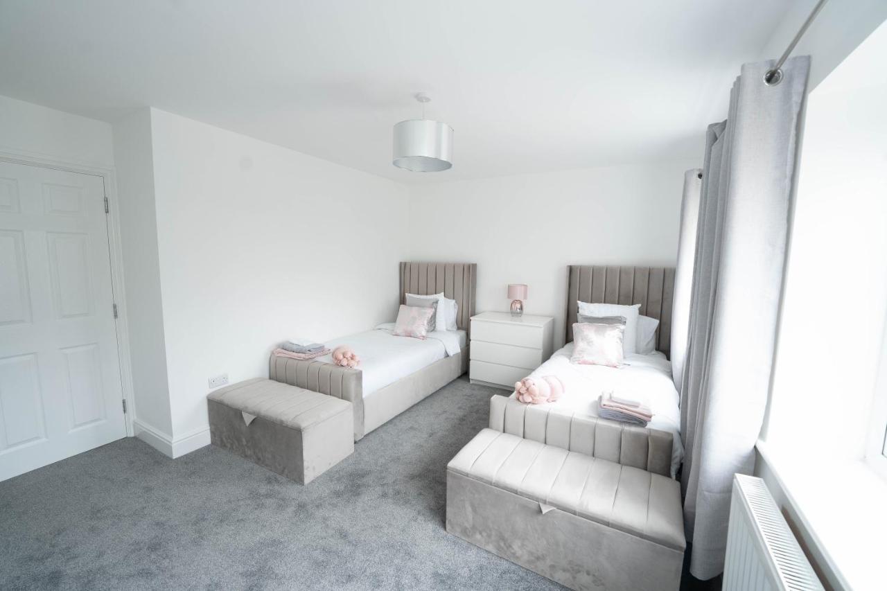 Entire Modern Home With Private Parking For 6/8 Persons 워크솝 외부 사진