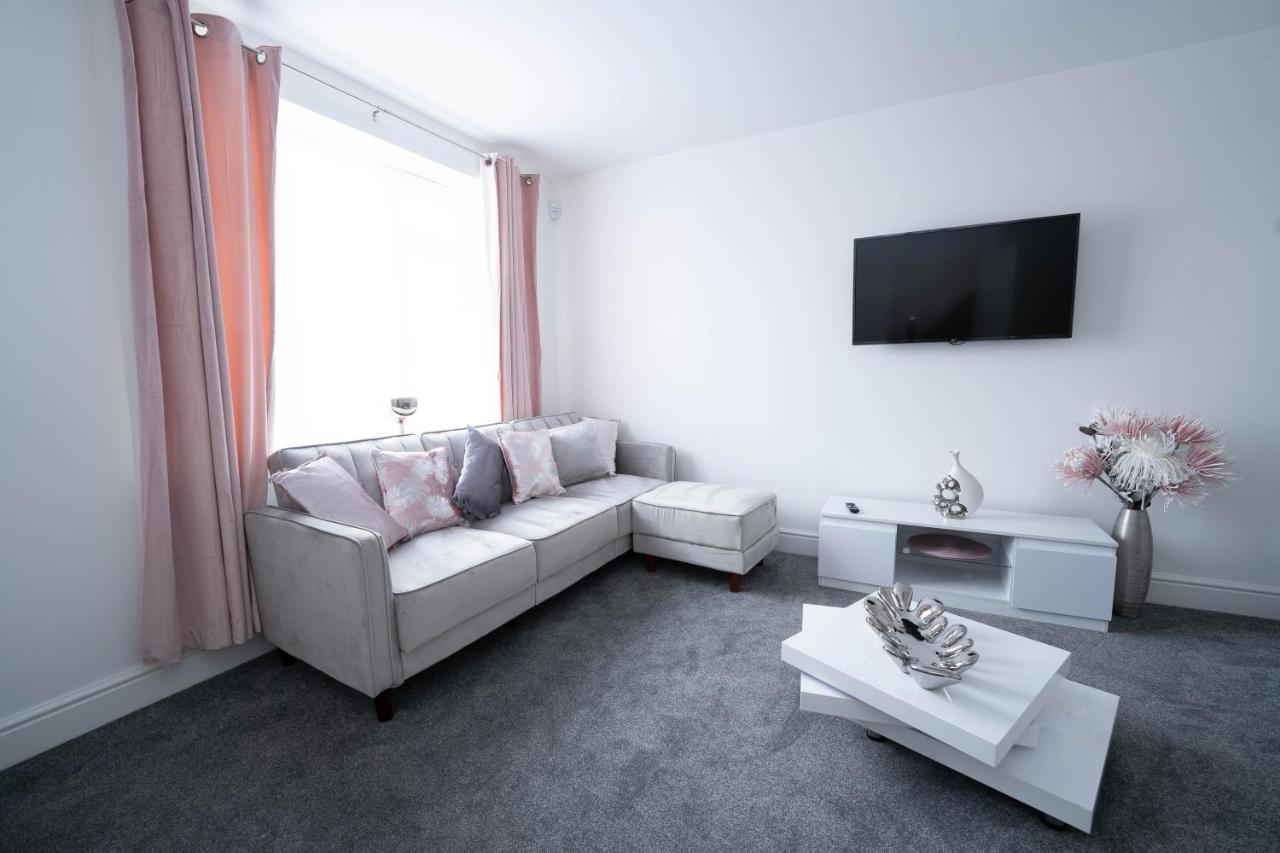 Entire Modern Home With Private Parking For 6/8 Persons 워크솝 외부 사진