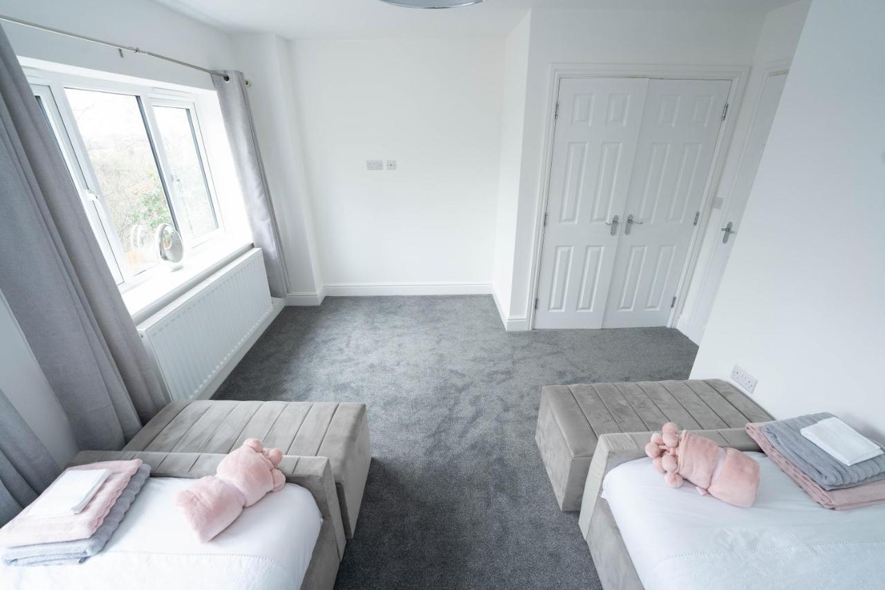Entire Modern Home With Private Parking For 6/8 Persons 워크솝 외부 사진